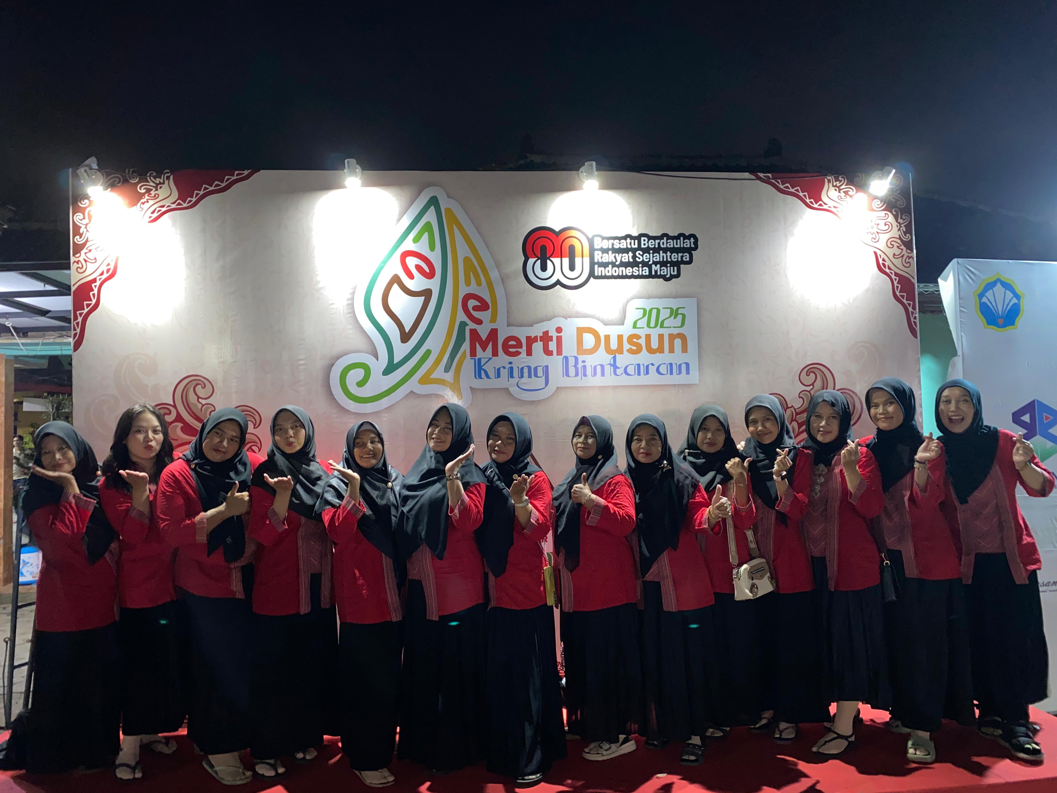 Kelompok Paduan Suara Ibu-Ibu dan Mahasiswi KKN dalam Kegiatan Pentas Seni Merti Dusun Kring Bintaran 2025